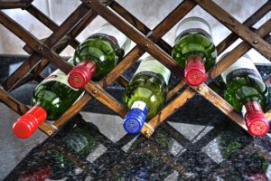 leuke manieren om je drankflessen in huis neer te zetten: wijnrek