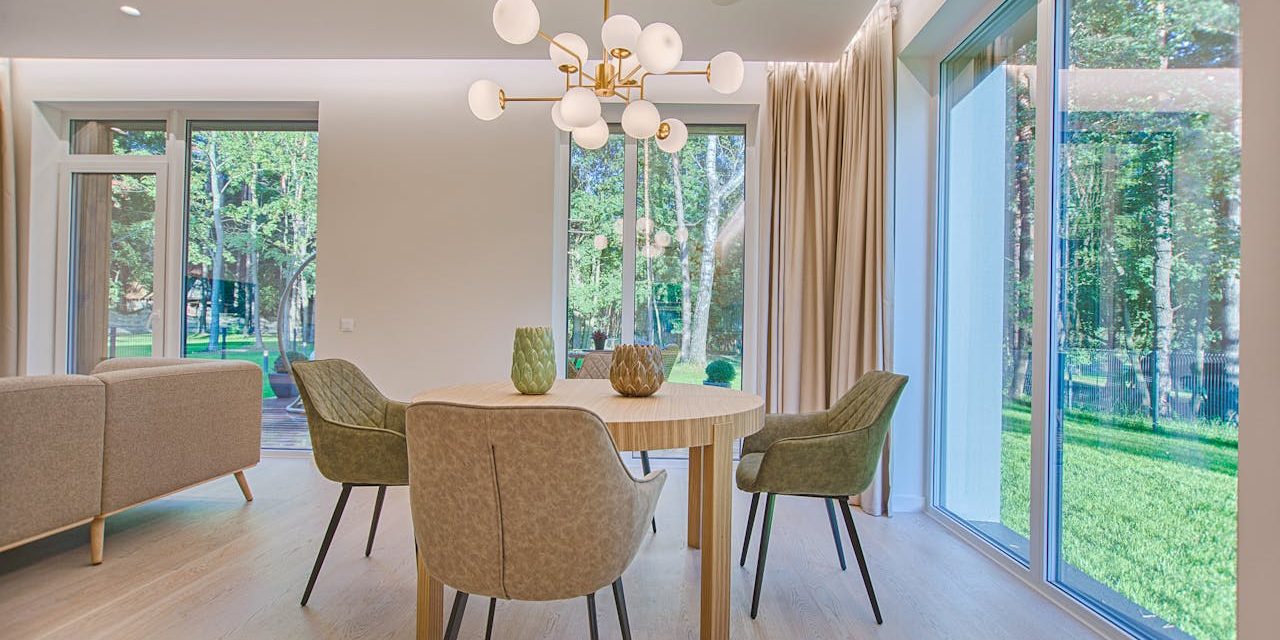 stoelen-in-huis-rondom-tafel stoelpootdoppen eetkamer stoelen