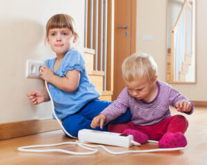 kinderen spelen met stekkerdoos