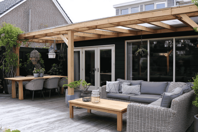 tuin met overkapping veranda in je tuin