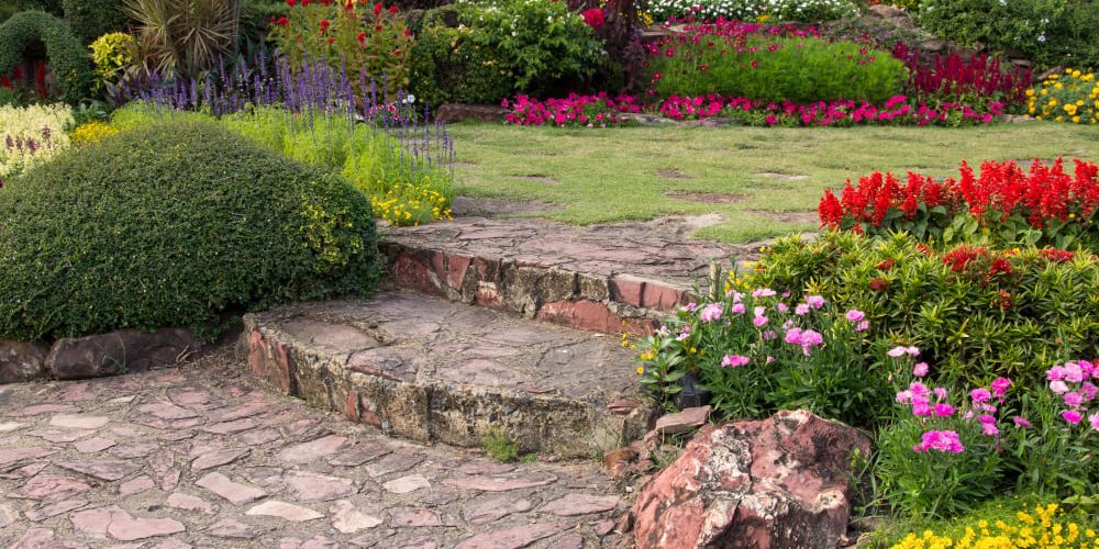 onderhoudarme tuin een groene tuin met een opstapje