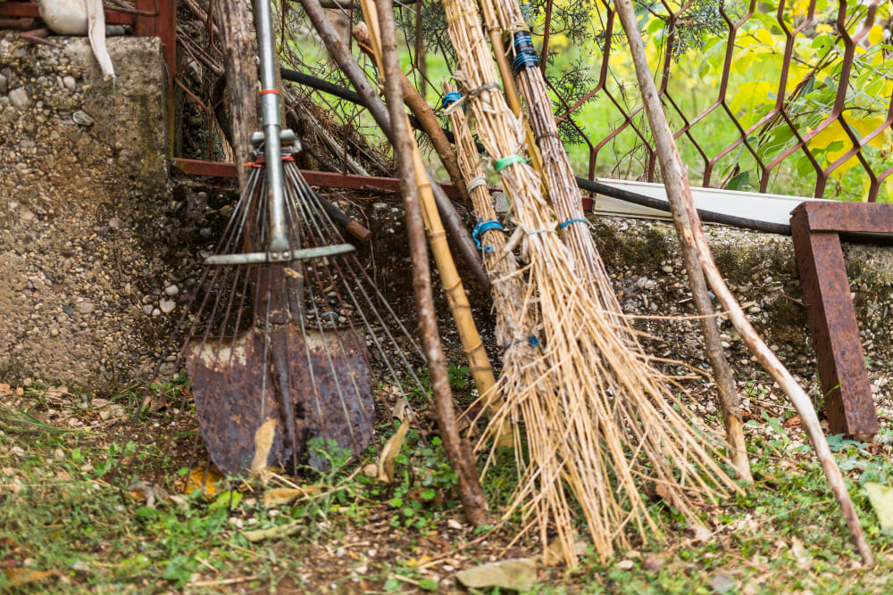 rotzooi staat in de tuin 