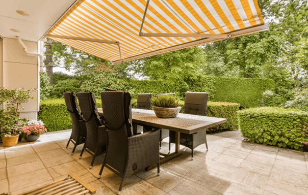 Tuin met zitgedeelte en zonwering