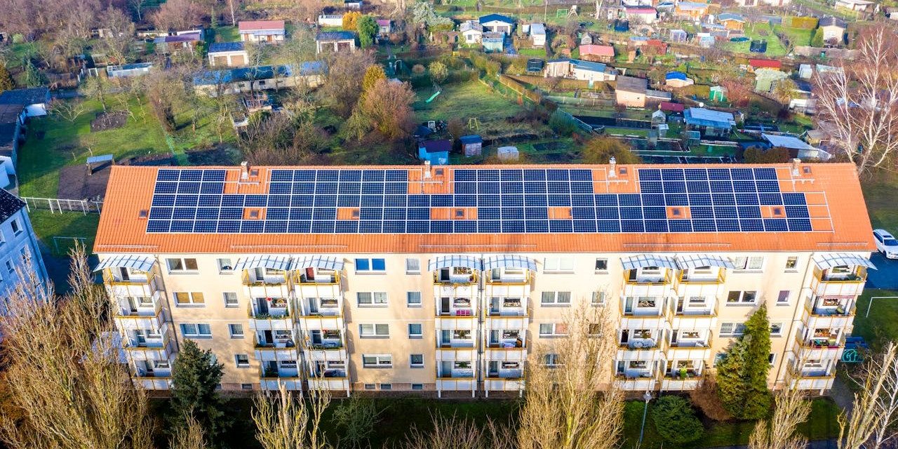 Zonnepanelen plaatsen op een appartementencomplex