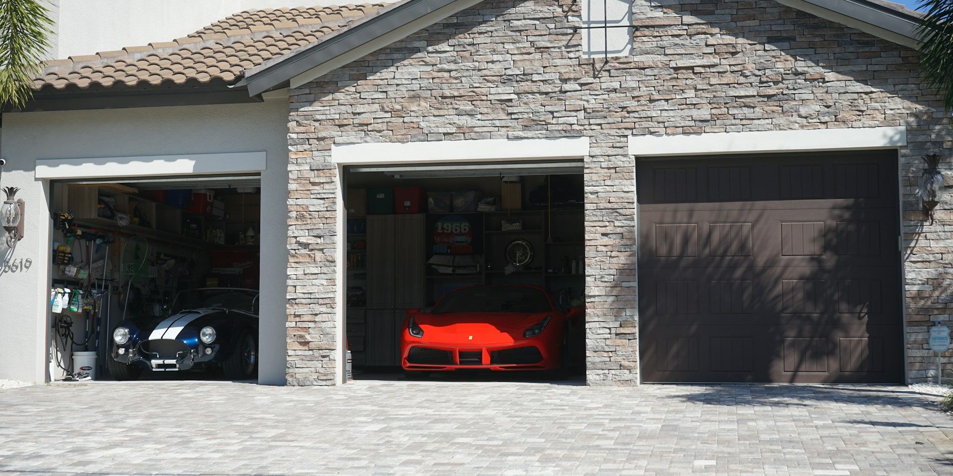 garage met auto’s Garage indelen met dubbele garage en geparkeerde auto’s en georganiseerde opslag