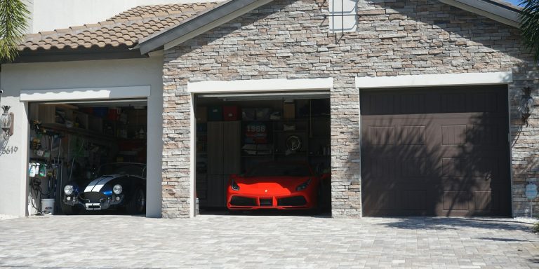 garage met auto’s Garage indelen met dubbele garage en geparkeerde auto’s en georganiseerde opslag