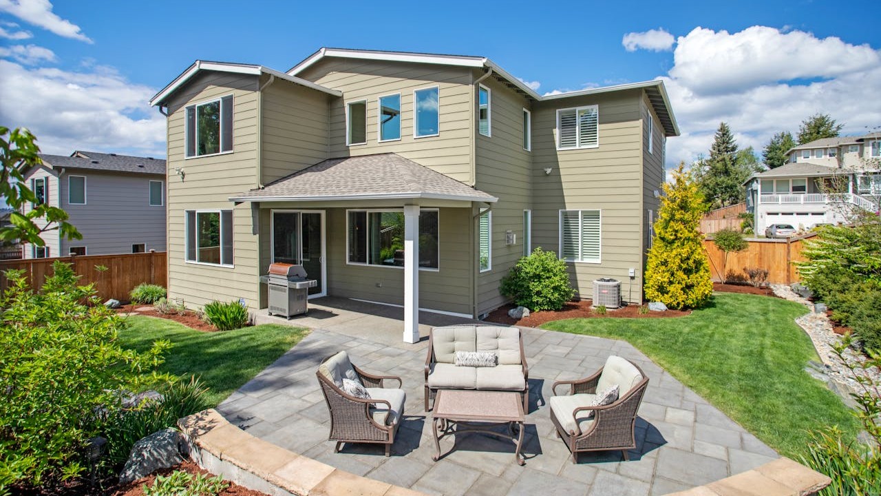 Wateroverlast tuin voorkomen met goede afwatering rond woning en betegeld terras