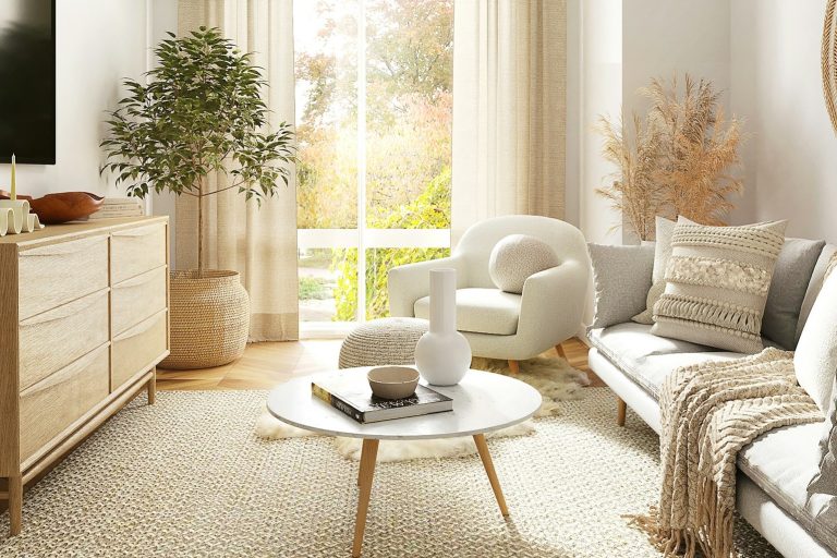 Lichte woonkamer met tijdloos interieurontwerp, houten meubels, neutrale tinten, linnen textiel en veel natuurlijk licht