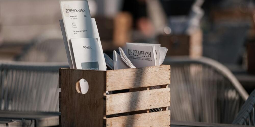 terrastafel met houten bakje met menukaart