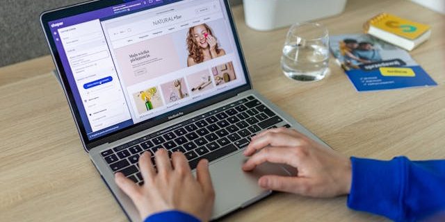 Een webshop op het beeldscherm van een laptop