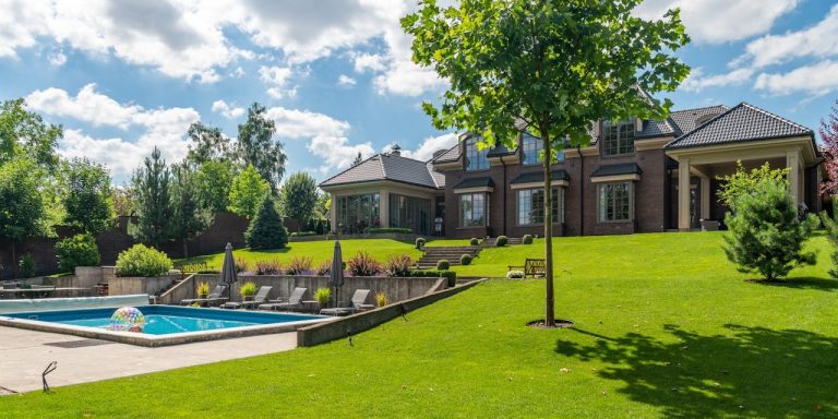 Wateroverlast tuin voorkomen met ruime tuin en gazon dat regenwater goed opneemt