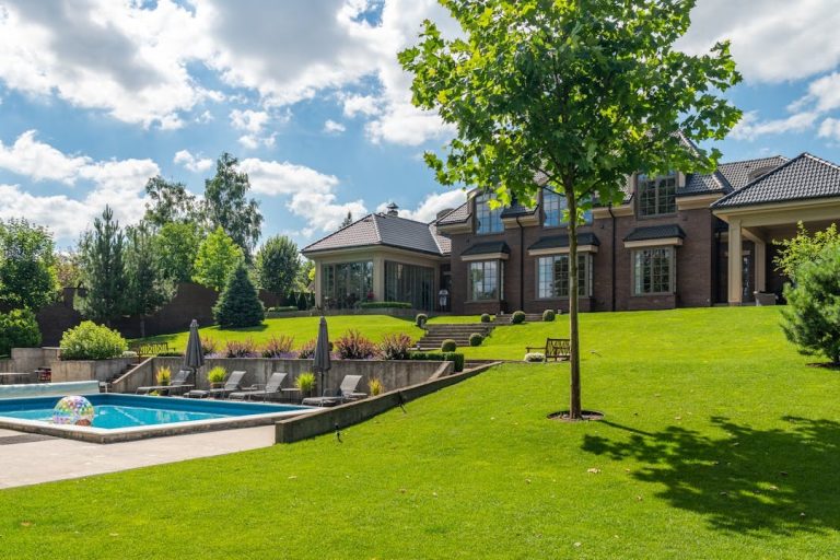 Wateroverlast tuin voorkomen met ruime tuin en gazon dat regenwater goed opneemt