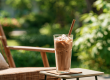 Verfrissend eiwitdrankje genieten in de tuin