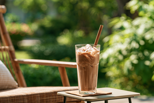 Verfrissend eiwitdrankje genieten in de tuin Verfrissend eiwitdrankje genieten in de tuin