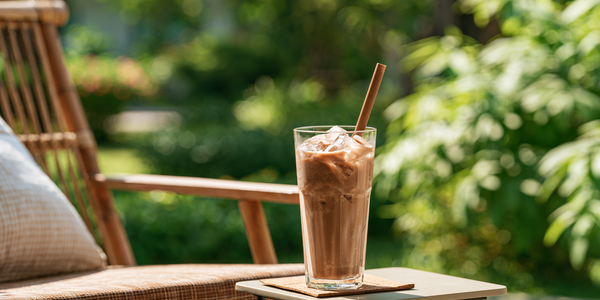 Verfrissend eiwitdrankje genieten in de tuin