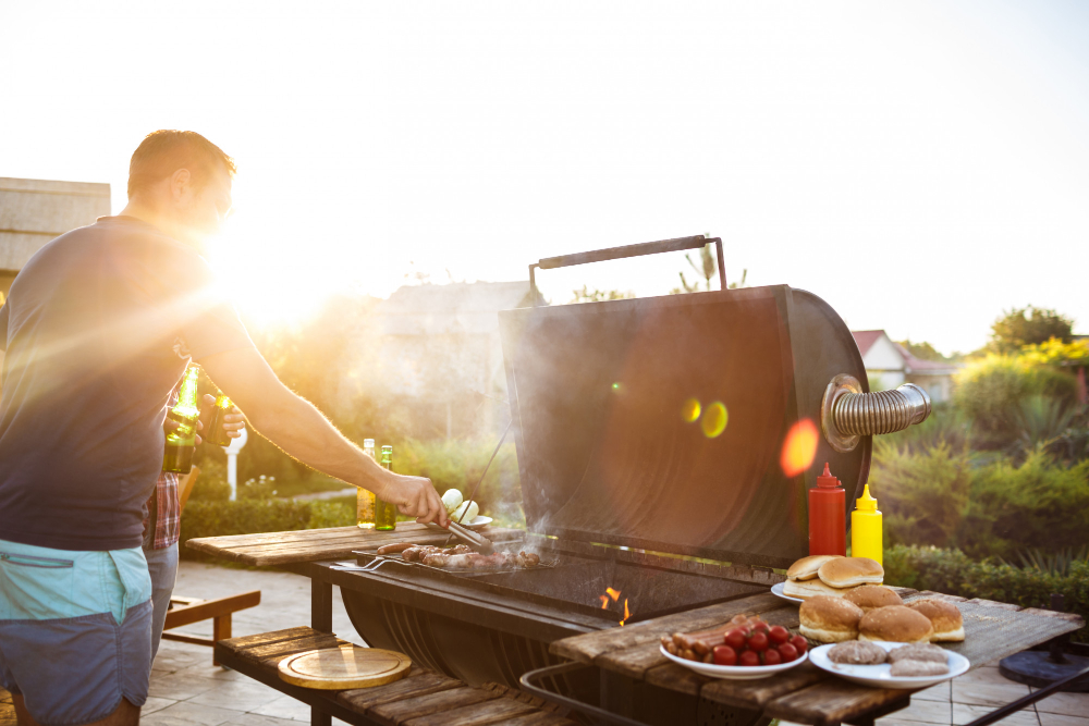 man aan het barbecuen