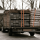 Aanhanger met bouwmateriaal geladen achter auto