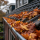 : Dakgoot van een huis gevuld met opgehoopte oranje herfstbladeren.
